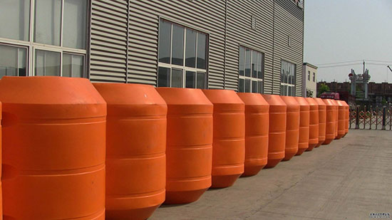 聚氨酯浮球 用Q2600D聚氨酯發(fā)泡機(jī)填充澆注(圖1) 聚氨酯浮球