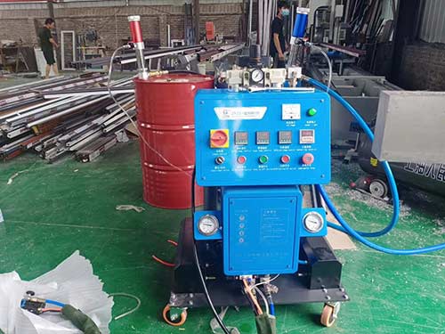 鋁型材填充聚氨酯 定時定量功能(圖1) Q2600D鋁型材填充聚氨酯設備