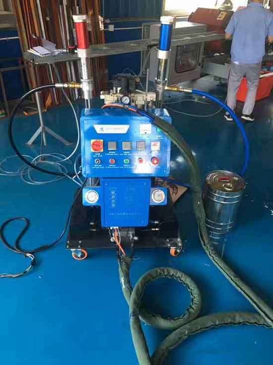 Q2600D聚氨酯發(fā)泡填充包裝機(jī)械