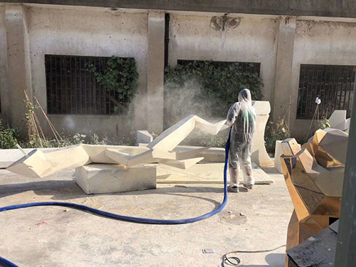 聚脲噴涂到泡沫上增加硬度